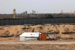 خيمة لنازحين فلسطينيين تم نصبها بالقرب من السياج الحدودي بين مصر ورفح في جنوب قطاع غزة (أ.ف.ب)