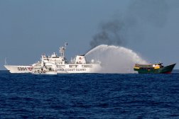 سفينة تابعة لخفر السواحل الصيني تطلق خراطيم المياه باتجاه سفينة إمداد فلبينية في بحر الصين الجنوبي يوم 5 مارس (آذار) الماضي (رويترز)